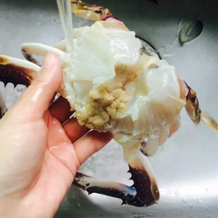 又到吃蟹季節,送您簡單美味的蔥油梭子蟹做法,太鮮了