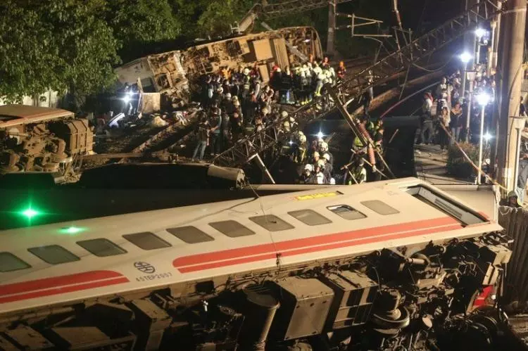 普悠瑪號翻車瞬間畫面獨家曝光!監視器公開超誇張角度衝出軌道...網喊:太恐怖(圖+影)
