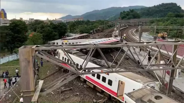 普悠瑪號翻車瞬間畫面獨家曝光!監視器公開超誇張角度衝出軌道...網喊:太恐怖(圖+影)