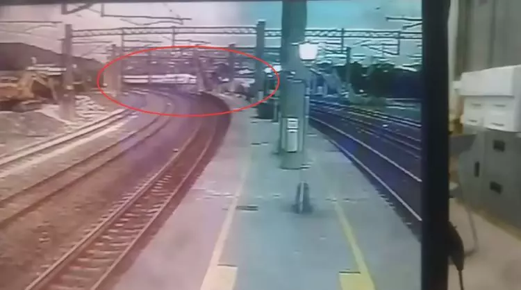 普悠瑪號翻車瞬間畫面獨家曝光!監視器公開超誇張角度衝出軌道...網喊:太恐怖(圖+影)