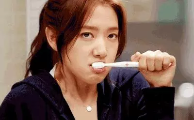 90%的中國人「假裝在刷牙」，很多人都是這樣把牙刷壞的！