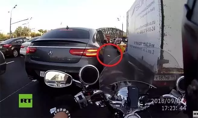 【影】從車窗扔垃圾!後方騎士拾起尾隨 霸氣一招還給駕駛