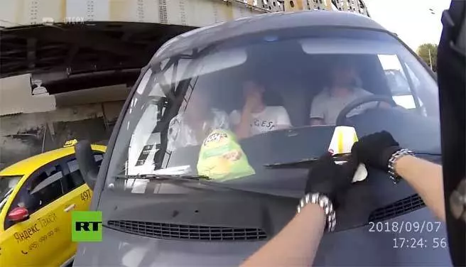 【影】從車窗扔垃圾!後方騎士拾起尾隨 霸氣一招還給駕駛