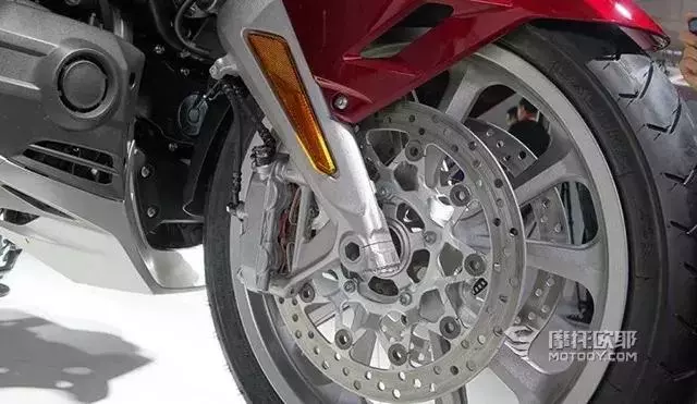 王牌對王牌:本田2018款金翼GL1800對陣哈雷旗艦滑翔CVO LIMITED