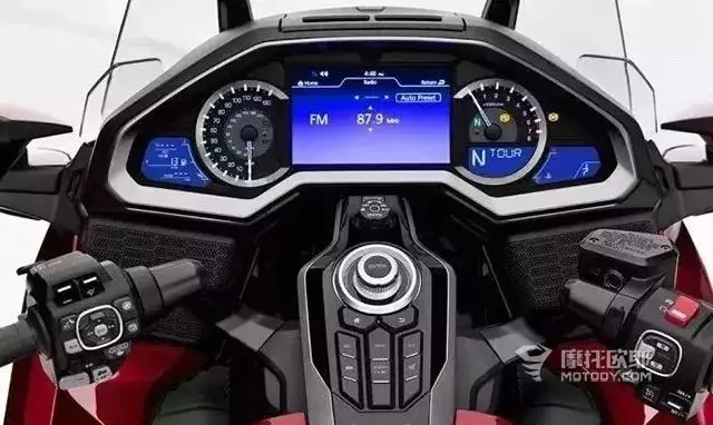 王牌對王牌:本田2018款金翼GL1800對陣哈雷旗艦滑翔CVO LIMITED