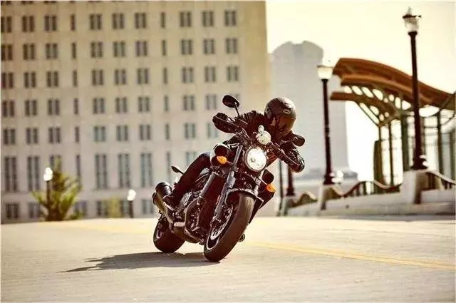 山葉美國上市新款亞光黑VMAX 1700
