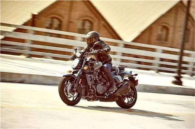 山葉美國上市新款亞光黑VMAX 1700