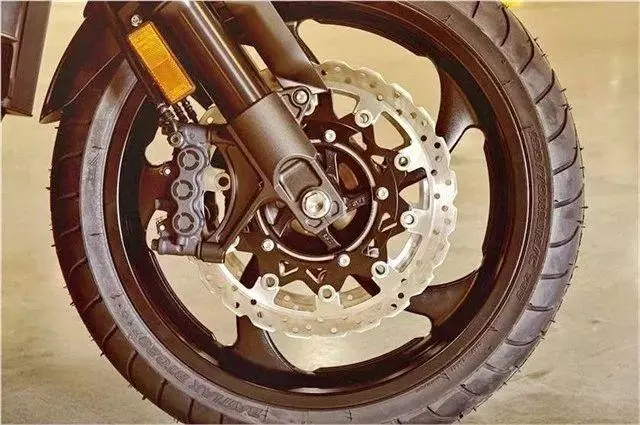 山葉美國上市新款亞光黑VMAX 1700