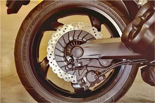 山葉美國上市新款亞光黑VMAX 1700
