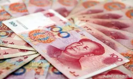 借了姐姐三萬塊,兩年後去還錢,門口聽到對話,弟弟哭成淚人