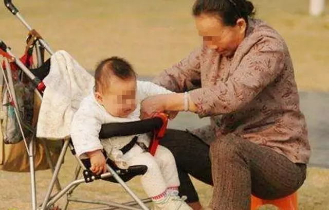 我們買房四處借錢,妯娌生兒子婆婆給十萬,我當晚幫婆婆收拾行李