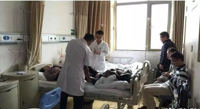 婆婆住院我伺候一個月,她臨終給我兩萬塊錢,我直接扔地上!