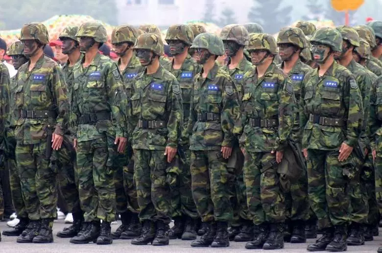 衣服破掉也要打1985! 菜鳥兵家長過度關心 新訓班長搖頭:國家完了