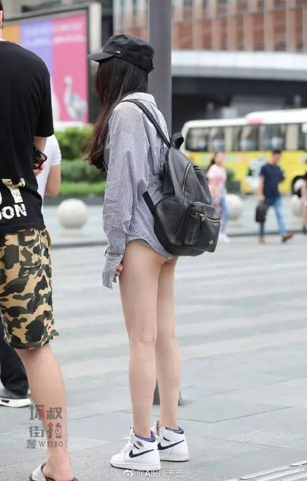 街拍妹太狂!他問「這種短褲你會買嗎」 網友只看到邪惡晃啊晃…驚:乾脆別穿