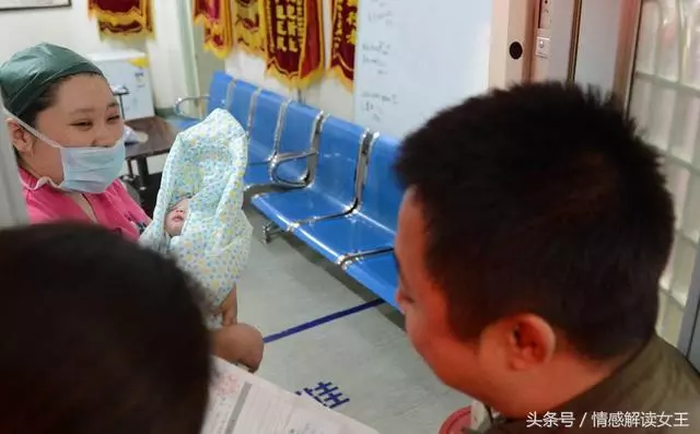 產房門前婆家異口同聲保孩子,看見是丫頭後,婆婆做法過分了!
