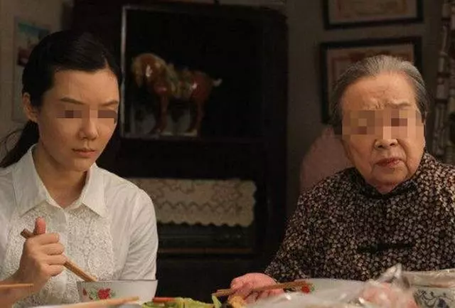 兒子接年邁的母親進城享福,半夜起來喝水聽到兒媳說的話,她愣了