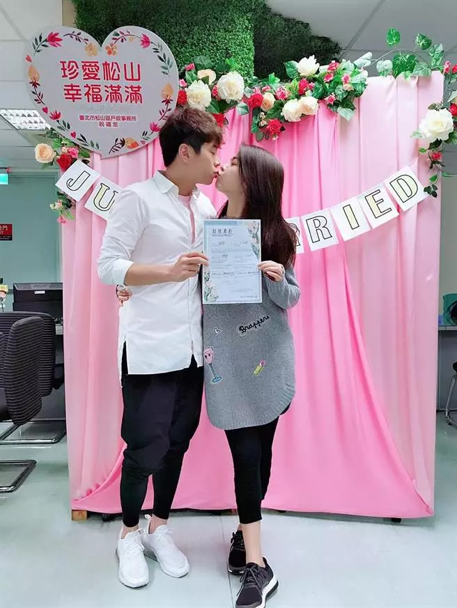 白家綺帶球閃婚!秘戀2年嫁「小5歲鮮肉師弟」,對方「絕招收服女兒」讓她甜喊:我的男神♥