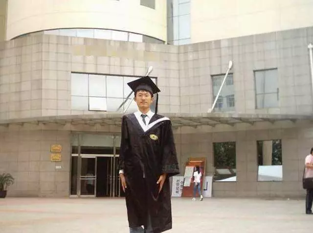 我拿錢給弟做生意,弟發財跟我斷絕關係,五年後得知真相我愣住了