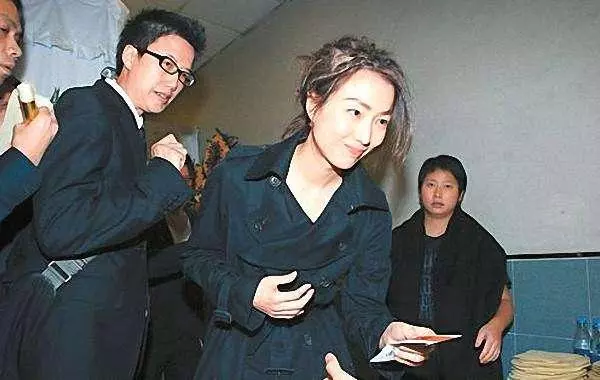 鄭秀文身價過億卻嫌老人住房太大,把80歲父母趕去住小屋,如今46歲近況曝光成這樣