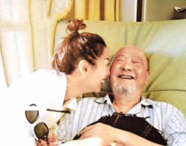 鄭秀文身價過億卻嫌老人住房太大,把80歲父母趕去住小屋,如今46歲近況曝光成這樣