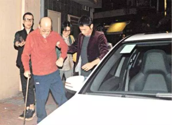 鄭秀文身價過億卻嫌老人住房太大,把80歲父母趕去住小屋,如今46歲近況曝光成這樣