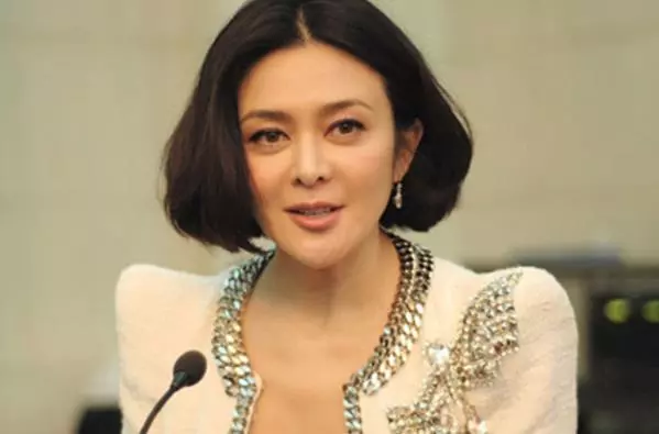 56歲關之琳參加活動被嫌棄,膝蓋小腿慘不忍睹,網友:心疼女神!