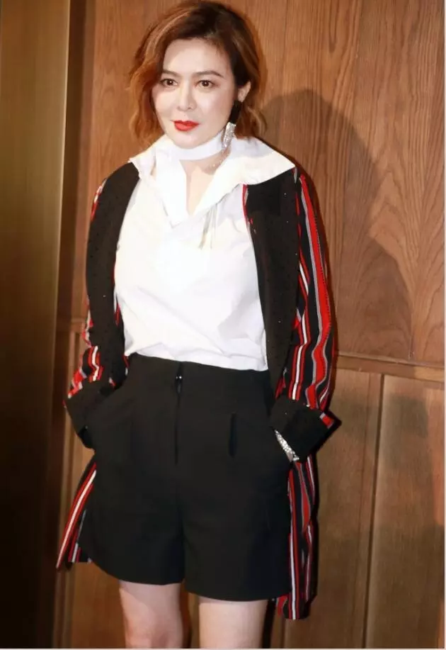 56歲關之琳參加活動被嫌棄,膝蓋小腿慘不忍睹,網友:心疼女神!