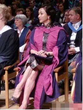 56歲關之琳參加活動被嫌棄,膝蓋小腿慘不忍睹,網友:心疼女神!