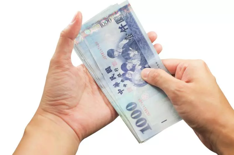 國保10年內第七度祭出「追債令」,不想枕邊人中罰,好乖乖地交上「保費」咯!