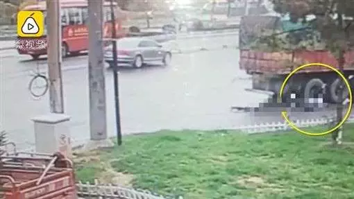 同伴慘遭貨車輾斃 男童崩潰跪地哭喊
