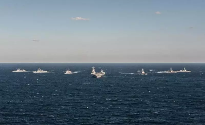 美軍航母雷根號走東岸，神盾艦經台灣海峽；昨(22)晚兩路環台通過&#160;雷根號航母滿載戰機秀武力 (圖13張)