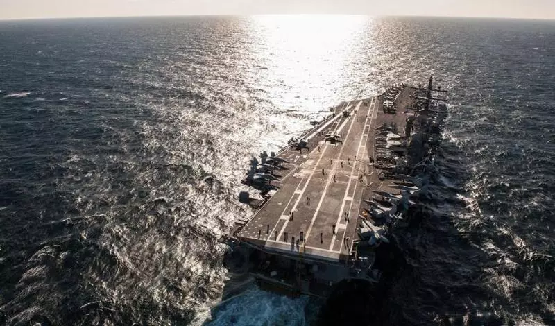 美軍航母雷根號走東岸，神盾艦經台灣海峽；昨(22)晚兩路環台通過&#160;雷根號航母滿載戰機秀武力 (圖13張)