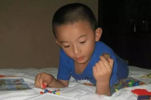 二婚嫁給窮老公,他每天晚上都加班,睡覺時兒子說一話,我愣住了