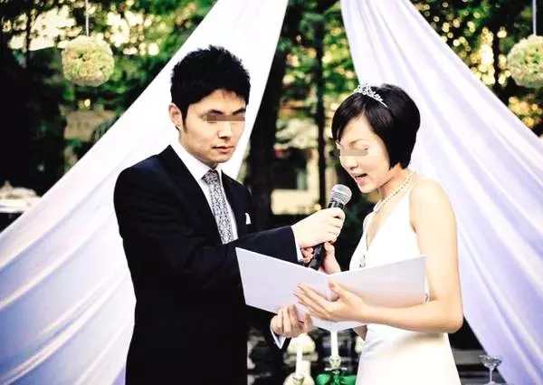 婚禮現場給長輩敬茶,婆婆說了八個字,我摘下頭紗轉身離開