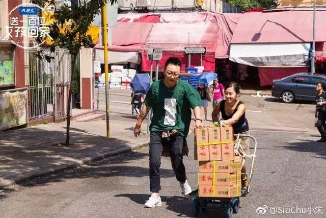 以雙手贏得別人尊重!「最美搬運工」19歲開始揮汗送貨 「月薪逾7萬」厭倦帶假面具工作
