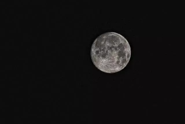 有兩顆星球默默無聞的守護著地球,若無它們,地球或許早已不存在