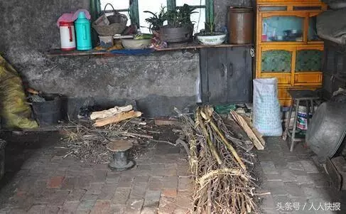 兒子婚禮變葬禮,給兒子上香時,在兒子墳前見到一人,我淚流滿面