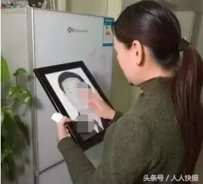 兒子婚禮變葬禮,給兒子上香時,在兒子墳前見到一人,我淚流滿面