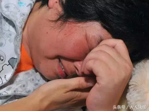 兒子婚禮變葬禮,給兒子上香時,在兒子墳前見到一人,我淚流滿面