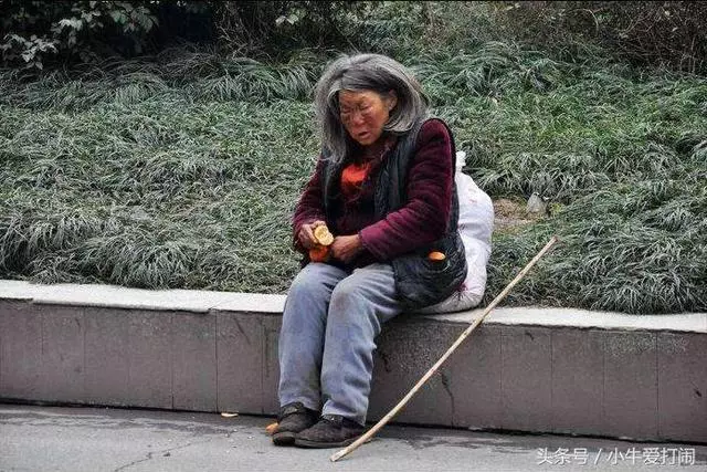 母親救流浪老太,老太臨走給了一樣東西,母親立馬接回來養20年!