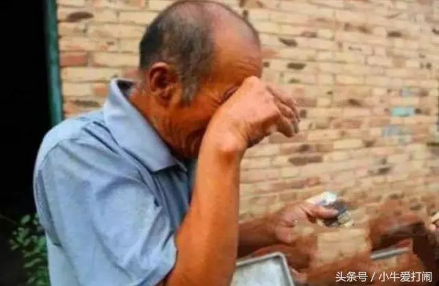 父親找兒子借錢,卻不好意思開口,回家發現兜子裡多了一封信!