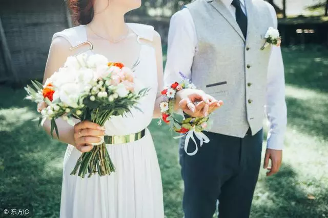 婚禮時婆婆成心刁難,說生了男孩再給改口費,俺怒喊兩字她蒙圈