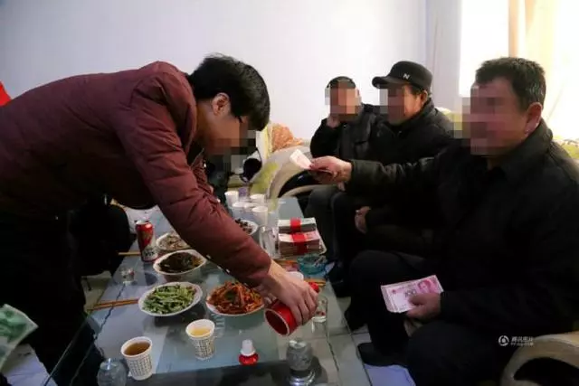 婚禮上婆婆讓我交出嫁妝,我笑回7個字,賓客哄堂大笑