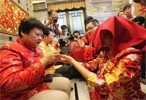婚禮上婆婆讓我交出嫁妝,我笑回7個字,賓客哄堂大笑