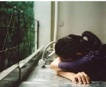 我月薪兩萬,弟弟做生意我給15萬,母親對我說的話讓我怒提離婚