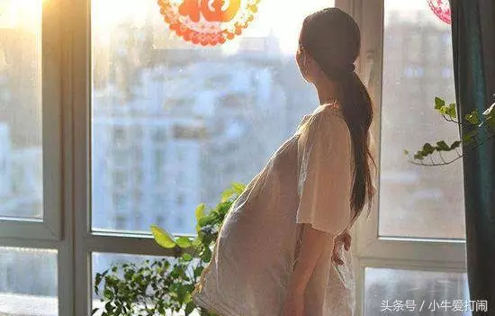 女子懷孕時出差,提前回家丈夫不開門,用鑰匙打開門後她傻住了!