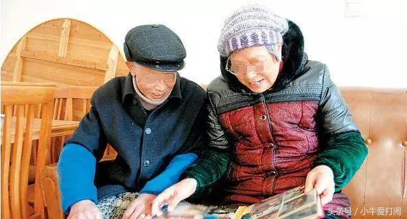 女子懷孕時出差,提前回家丈夫不開門,用鑰匙打開門後她傻住了!