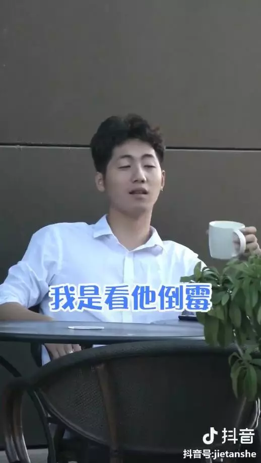 正妹偶遇前男友「隨手攔路人」:假裝我男友好嗎? 男路人「硬著頭皮PK前男友」結局超暖❤