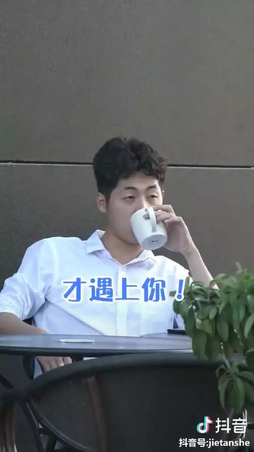 正妹偶遇前男友「隨手攔路人」:假裝我男友好嗎? 男路人「硬著頭皮PK前男友」結局超暖❤
