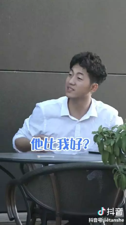 正妹偶遇前男友「隨手攔路人」:假裝我男友好嗎? 男路人「硬著頭皮PK前男友」結局超暖❤